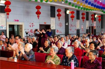 武漢老干部合唱團迎五一公益活動走進福利院