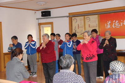 區(qū)第二實(shí)驗(yàn)小學(xué)學(xué)生到區(qū)社會(huì)福利院獻(xiàn)愛(ài)心