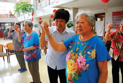 青島市李滄區(qū)社會(huì)福利院養(yǎng)老護(hù)理員姜紅艷:老人心中的&ldquo;小棉襖&rdquo;