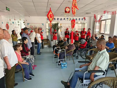 走進福利院 情暖老人心