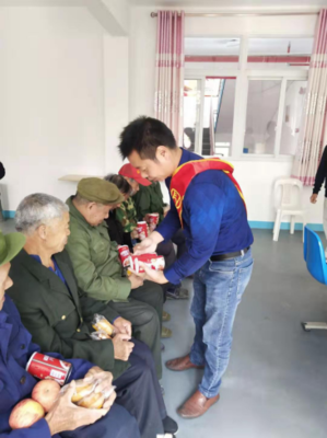 富德生命人壽南平中支邵武營服走進沿山鎮社會福利院，為老年人送去溫暖與關愛