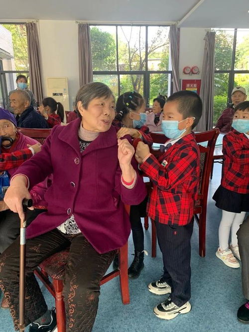 童心暖夕陽 卓航幼兒園大班學生探訪閬中市社會福利院